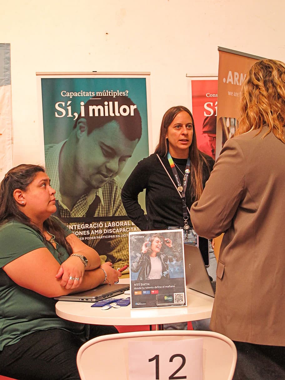 Empresa fent entrevistes en un estand de la Fira — imatge 1