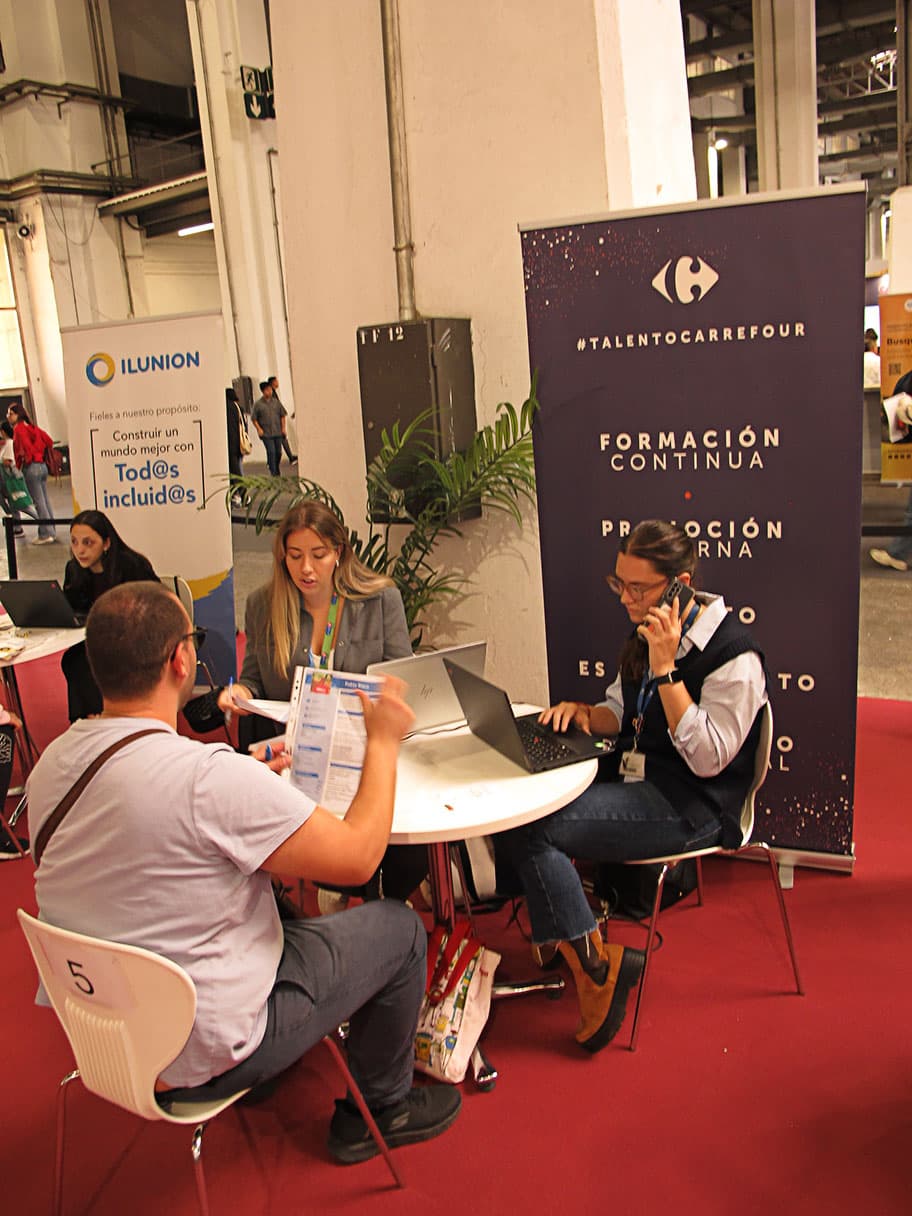 Empresa fent entrevistes en un estand de la Fira — imatge 12