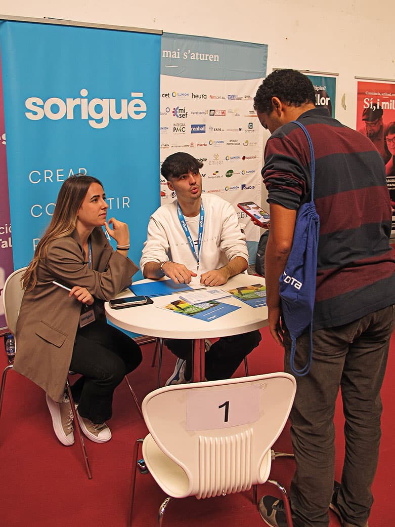 Empresa fent entrevistes en un estand de la Fira — imatge 13