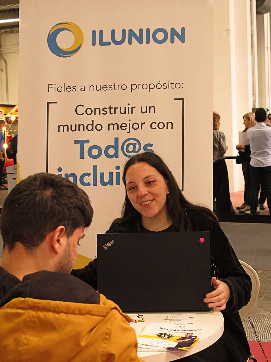 Empresa fent entrevistes en un estand de la Fira — imatge 15
