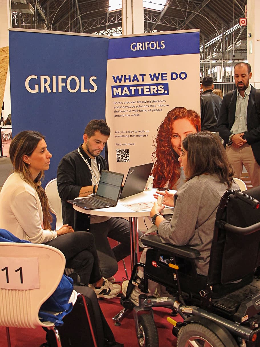 Empresa fent entrevistes en un estand de la Fira — imatge 2