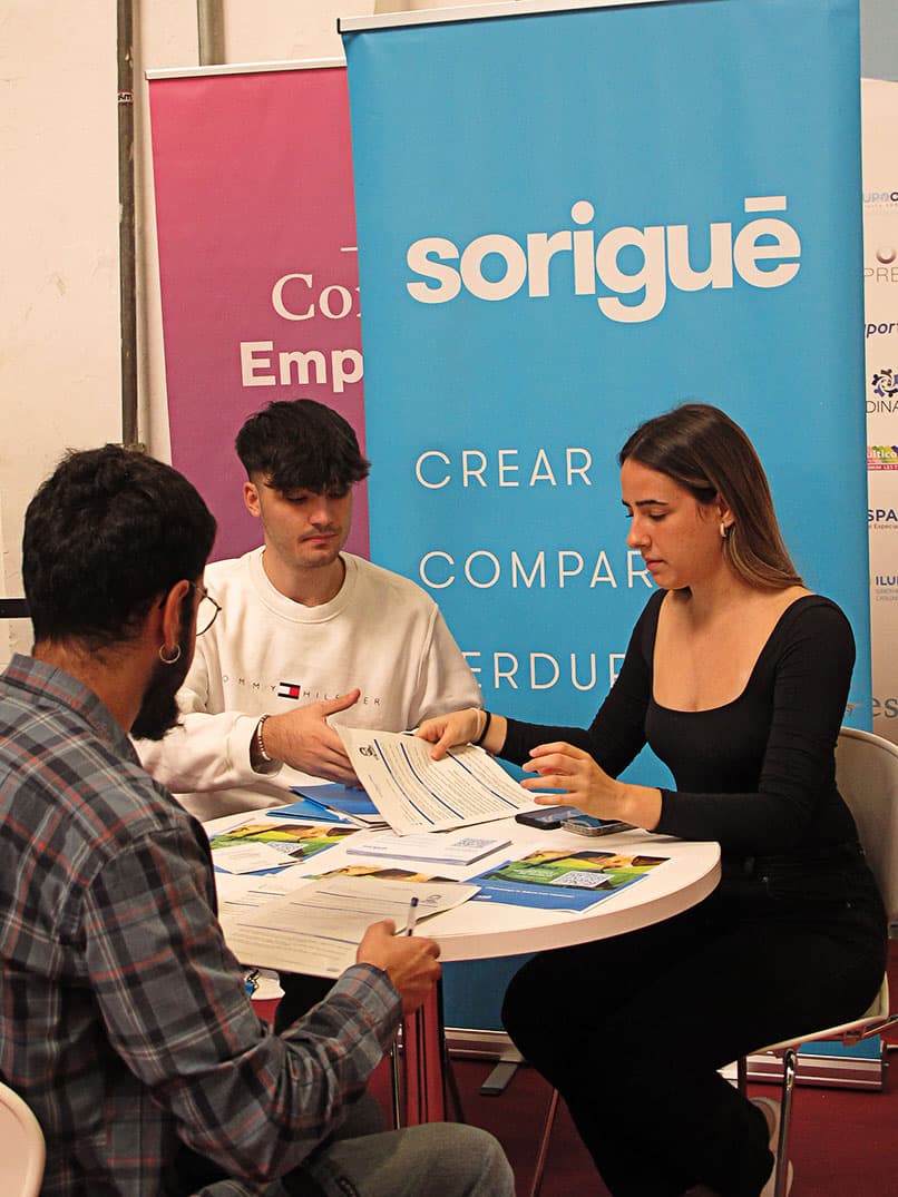 Empresa fent entrevistes en un estand de la Fira — imatge 3
