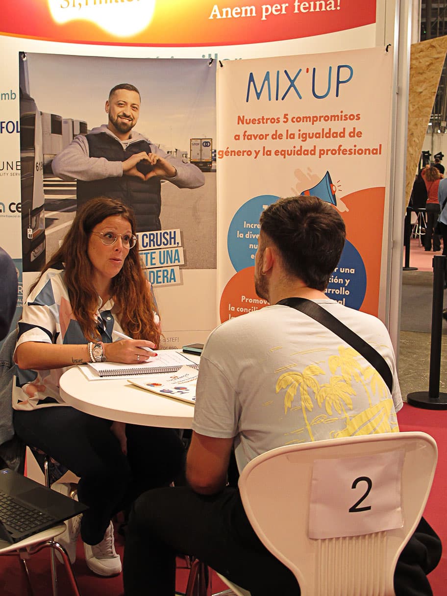 Empresa fent entrevistes en un estand de la Fira — imatge 4