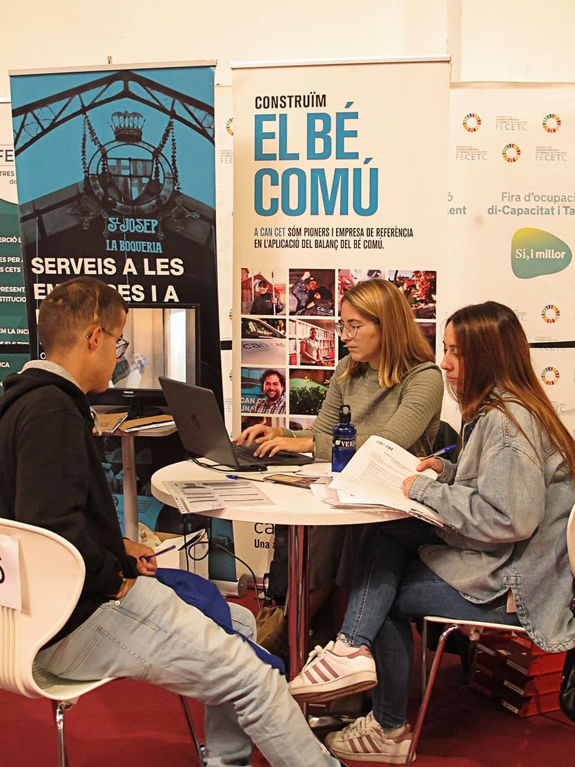 Empresa fent entrevistes en un estand de la Fira — imatge 5