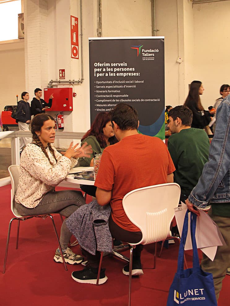 Empresa fent entrevistes en un estand de la Fira — imatge 8