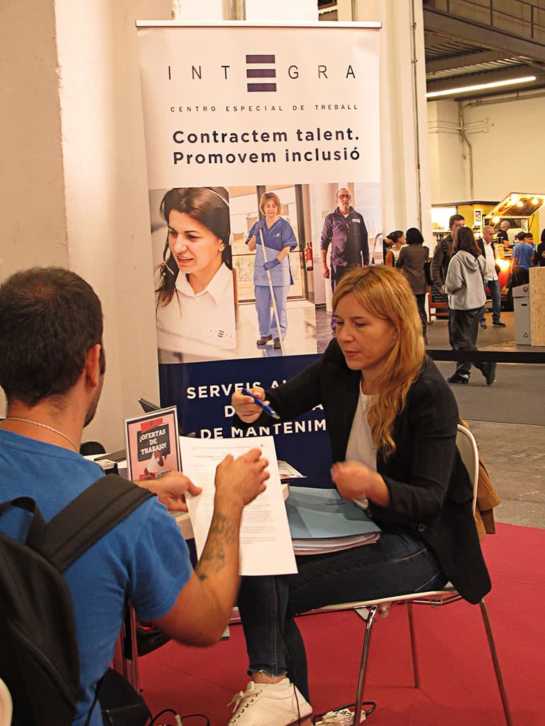 Empresa fent entrevistes en un estand de la Fira — imatge 9