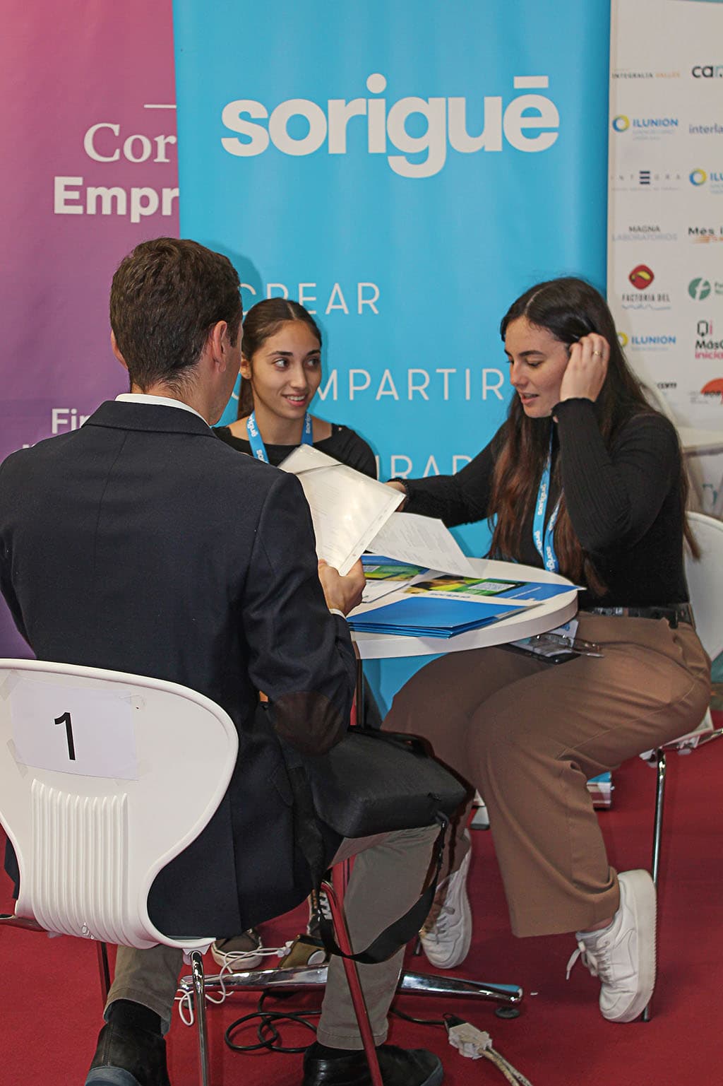 Estand d'una empresa a la Fira Sí, i millor amb persones fent una entrevista